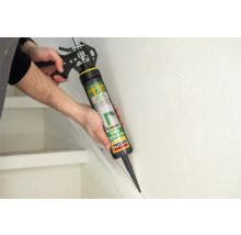 Eine Person verwendet eine Kartuschenpistole zur Anwendung von Soudal Acryl Dichtstoff auf einer Treppe.