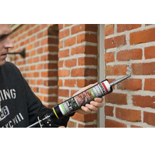 Application de mortier express Soudal sur un mur de briques