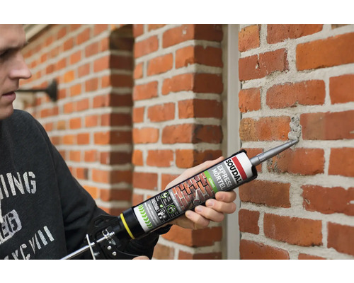 Anwendung von Soudal Express Mörtel auf einer Backsteinmauer