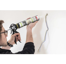 Anwendung von Soudal Express Spachtel mit einer Kartuschenpistole.