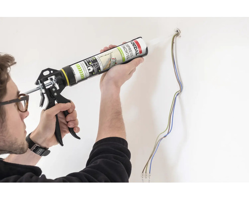 Anwendung von Soudal Express Spachtel mit einer Kartuschenpistole.