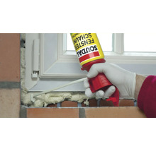 Anwendung von Fenster Schaum mit Soudal Logo zur Fensterabdichtung.