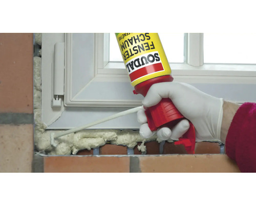 Anwendung von Fenster Schaum mit Soudal Logo zur Fensterabdichtung.