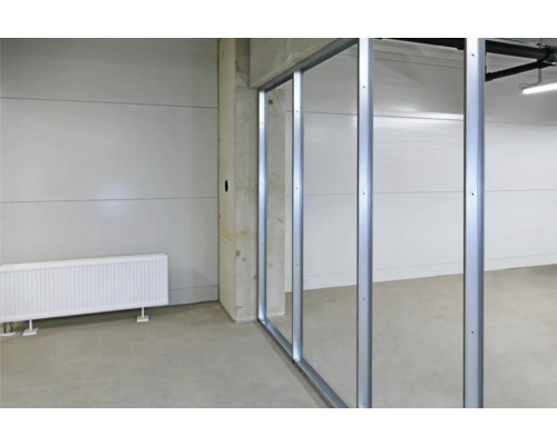 Intérieur avec cadre métallique pour cloisons et radiateur.