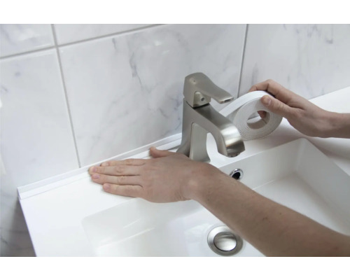 Anwendung eines Dichtungsbandes an einem Waschbecken