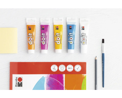 Kit créatif avec peintures, pinceau, crayon et bloc à dessin