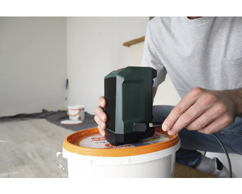 Mann schliesst Lautsprecher an Stromquelle an