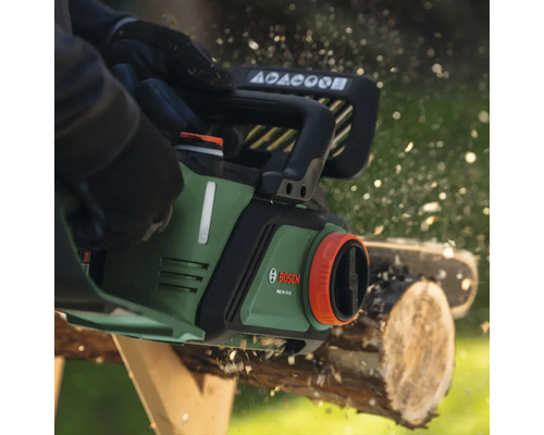 Tronçonneuse à batterie coupant du bois