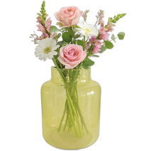 Blumenstrauß mit Rosen und Margeriten in einer Glasvase