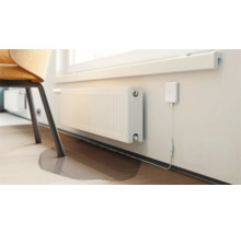 Radiateur sous une fenêtre avec un capteur de température connecté