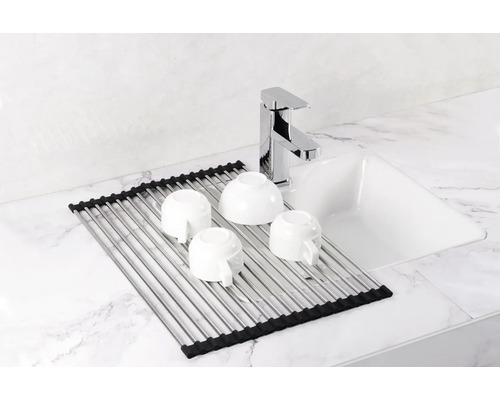 Abwaschbecken mit Abtropfgestell, Wasserhahn und Tassen