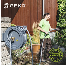 Geka Schlauchbox mit Gartenschlauch im Einsatz im Garten