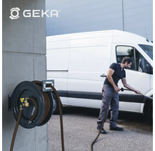 Geka Logo. An der Wand montierte Schlauchtrommel mit Wasserschlauch und eine Person, die ein Fahrzeug reinigt.
