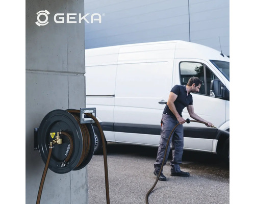 Geka Logo. An der Wand montierte Schlauchtrommel mit Wasserschlauch und eine Person, die ein Fahrzeug reinigt.