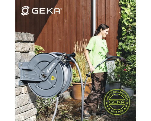 Scène de jardin avec tuyau d'arrosage GEKA enroulé et une femme arrosant des plantes, logo GEKA