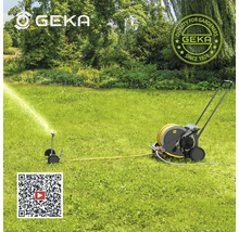 Arroseur de pelouse et chariot à tuyau d'arrosage Geka en service sur une pelouse verte.