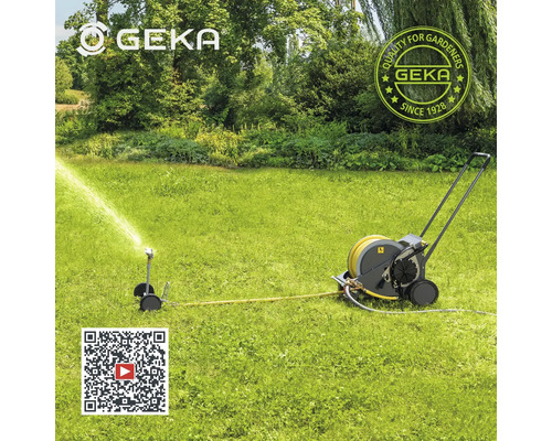 Arroseur de pelouse et chariot à tuyau d'arrosage Geka en service sur une pelouse verte.