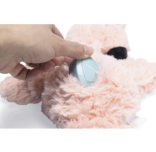 Hand legt ein elektronisches Gerät in ein Plüschtier