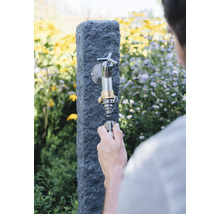Gartenzapfstelle mit Wasserhahn und Schlauchanschluss wird montiert.