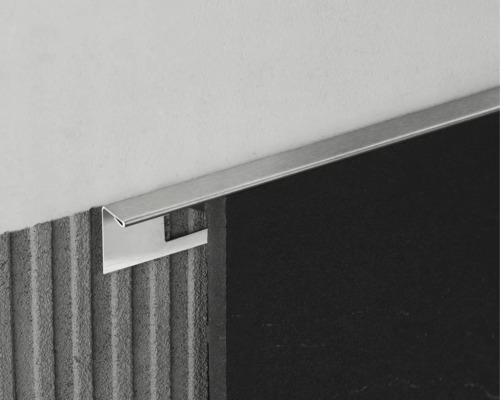 Fliesenschiene aus Metall an einer Wand
