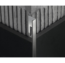 Edelstahl Fliesenschiene an einer Ecke für Fliesenkanten.