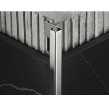 Fliesenabschlussleiste aus Metall zwischen zwei Fliesen