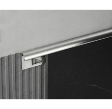 Profilé de carrelage en acier inoxydable sur mur et carrelage