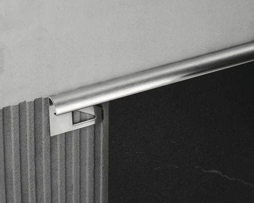 Profilé de carrelage en acier inoxydable sur mur et carrelage