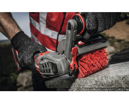 Einhell Akku-Fugenbürste in Verwendung auf Steinoberfläche