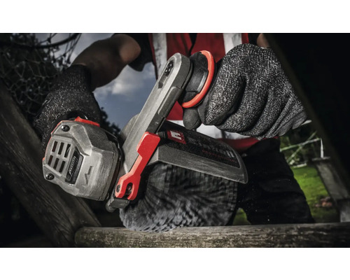 Eine Person benutzt eine Bürstenmaschine zum Reinigen einer Holzoberfläche.