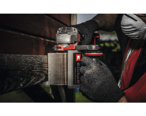 Akku-Multischleifer im Einsatz an einem Holzstück, bedient von einer Person mit Handschuhen und Einhell Logo.