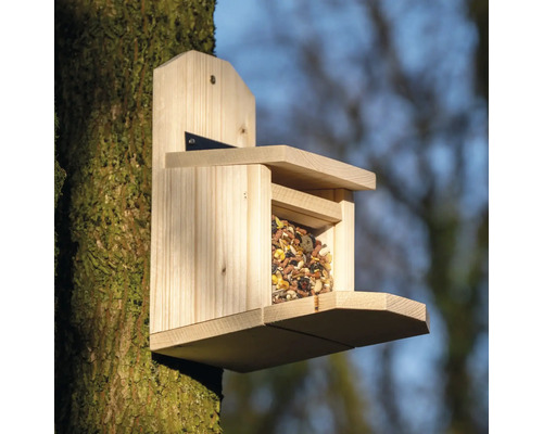 Holzfutterhaus für Eichhörnchen zur Wandmontage, gefüllt mit Futter