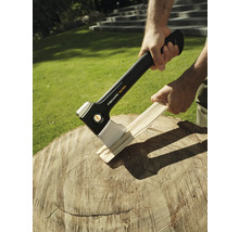 Axt beim Holzspalten auf einem Baumstumpf