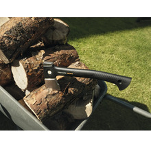 Fiskars Ultra Spaltaxt auf einem Holzstapel in einer Schubkarre