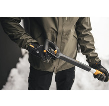 Person hält eine Fiskars X-series Schneeschaufel