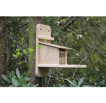 Holzvogelhaus mit Futterautomat am Baum befestigt