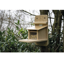 Holzvogelhaus mit Futter an einem Baum befestigt