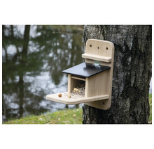 Eichhörnchenfutterhaus aus Holz zur Befestigung an einem Baumstamm