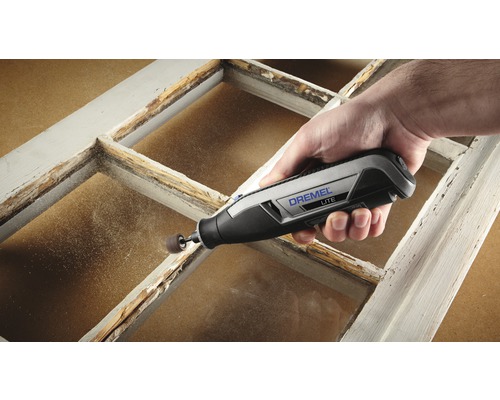 Dremel Lite Multifunktionswerkzeug im Einsatz an einem Fensterrahmen