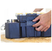 Boîte à outils avec la main ouvrant la fermeture