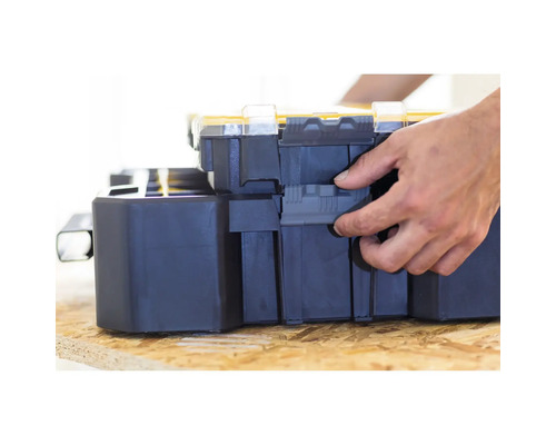 Boîte à outils avec la main ouvrant la fermeture
