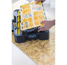 La boîte à outils Stanley Fatmax avec compartiments de tri est ouverte par des mains.