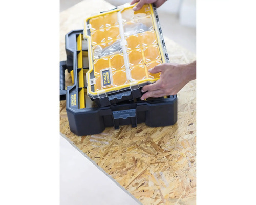 La boîte à outils Stanley Fatmax avec compartiments de tri est ouverte par des mains.