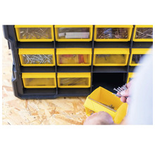 Boîte d'assortiment avec vis et clous dans des compartiments jaunes.