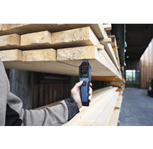 Humidimètre mesurant le taux d'humidité du bois