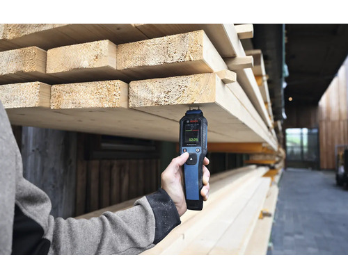 Humidimètre mesurant le taux d'humidité du bois