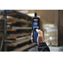 Eine Person bedient ein Bosch-Messgerät zur Messung von Temperatur und Luftfeuchtigkeit.