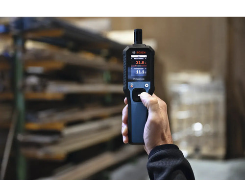 Eine Person bedient ein Bosch-Messgerät zur Messung von Temperatur und Luftfeuchtigkeit.