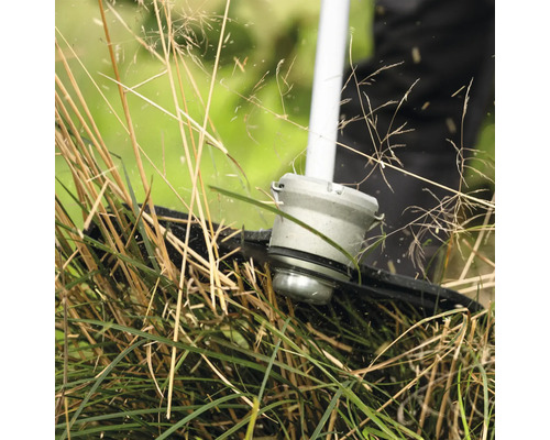 Coupe-bordures coupant de l'herbe