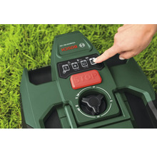 Bedienfeld eines Bosch Mähroboters mit Hand, die den Startknopf drückt